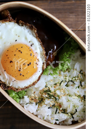 Hamburger bento in a bento box made of magewappa wood Hamburger bento in a bento box made of magewappa wood 81822103