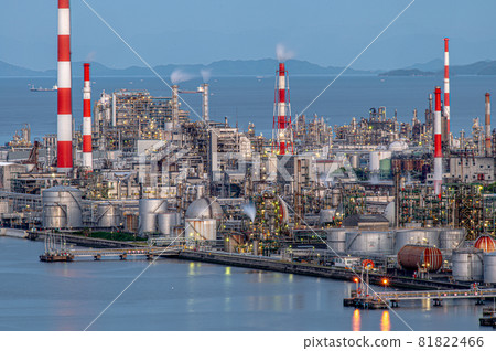 Dusk in the factory area, Otake City, Hiroshima Prefecture 81822466