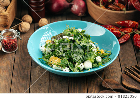 Green salad with oranges and mozzarella cheese 81823056