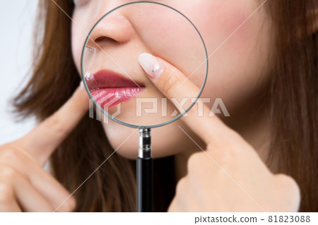Enlarge the nasolabial fold with a loupe. .. Enlarge the nasolabial fold with a loupe. .. 81823088