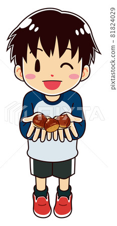 一個可愛的男孩展示他撿到的大栗子 81824029