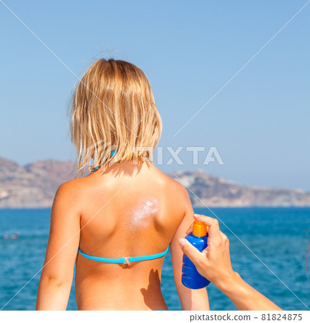 Mother applying suncream to her child 81824875