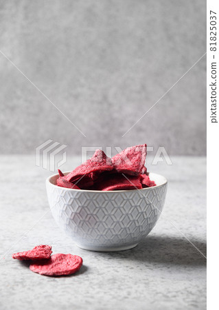 Vegetable beetroot vegan chips in gray bowl. 81825037