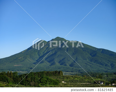 夏季晴朗的天空和磐城山(津輕富士) 夏季晴朗的天空和磐城山(津輕富士) 81825485