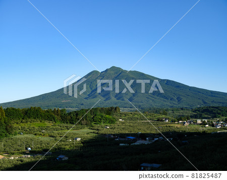 夏季晴朗的天空和磐城山(津輕富士) 夏季晴朗的天空和磐城山(津輕富士) 81825487
