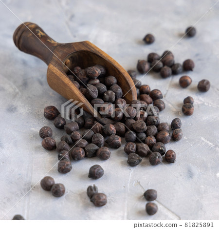 Black chickpea on the wooden scoop closeup 81825891