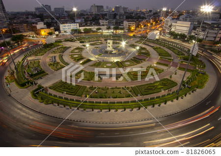 Wongwian Yai, Bangkok, Thailand.Match 3 2019 Traffic light with long haul cars is a line around the big circle. 81826065