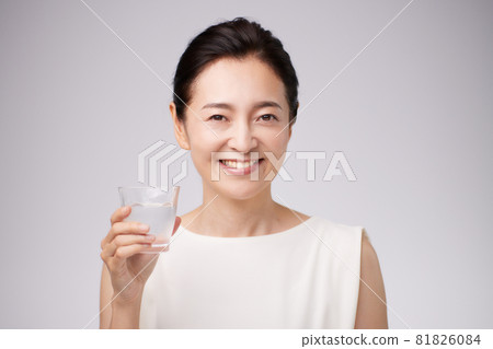 Beauty middle-aged woman with a glass of water Beauty middle-aged woman with a glass of water 81826084