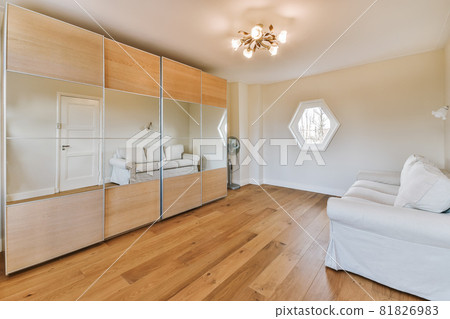 A cozy and spacious room in a luxury house 81826983