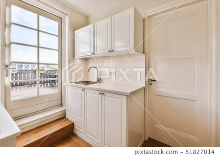 A cozy and spacious room in a luxury house A cozy and spacious room in a luxury house 81827014