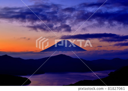 從箱根大觀山的黃昏時分 富士山的夜景 從箱根大觀山的黃昏時分 富士山的夜景 81827061