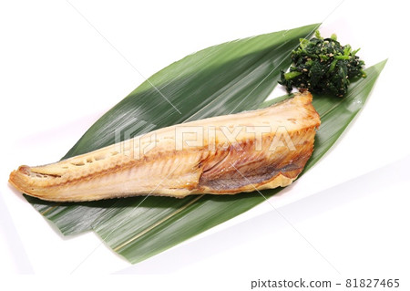 Atka 鯖魚半身烤魚明亮的背景 81827465