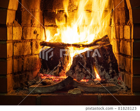 front view of burning woods in hearth in country house 81828123