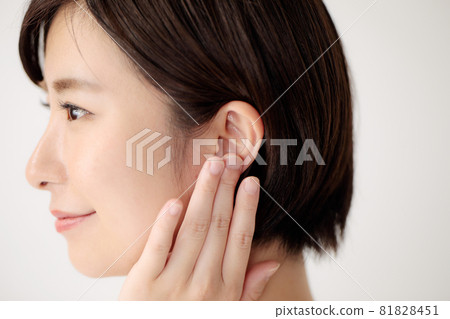 Middle female ear profile Middle female ear profile 81828451