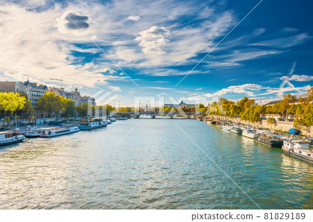 Paris cityscape with view over Seine river 81829189