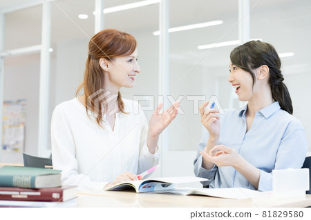 一名年輕女子在英語會話課上射殺西方老師:中央工業大學附屬日語學校 一名年輕女子在英語會話課上射殺西方老師:中央工業大學附屬日語學校 81829580