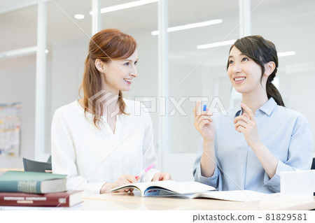 一名年輕女子在英語會話課上射殺西方老師：中央工業大學附屬日語學校 81829581