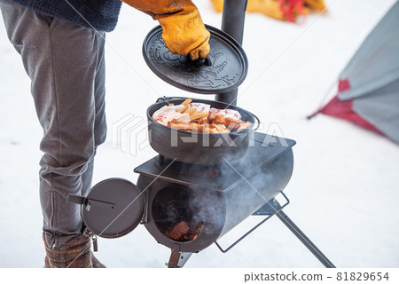 Warm Kentucky in a Dutch oven 81829654