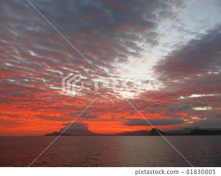 從日本鹿兒島縣指宿市公海看到的美麗日落和開聞岳 81830805
