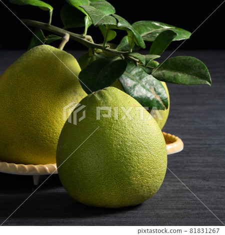Pomelo Mid-Autumn Festival black background pomelo Mid-Autumn Festival ユズ ゆず 81831267