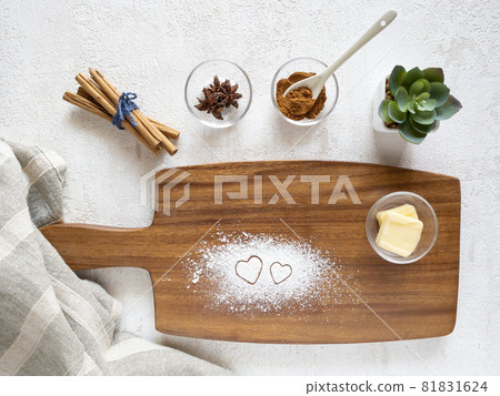 Flour on a cheeseboard 81831624