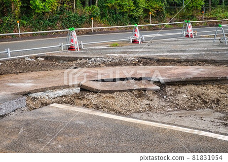 拆除破損的瀝青路面 81831954