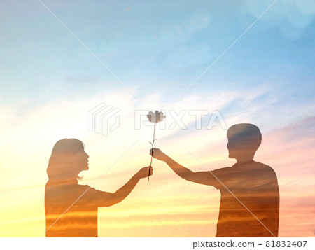 Silhouettes of men and women with flowers_sunset background 81832407