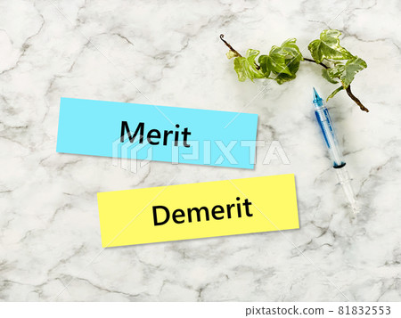 注射器和常春藤 _ 大理石背景 _ 鳥瞰圖 _ 帶有優點和缺點字母 81832553