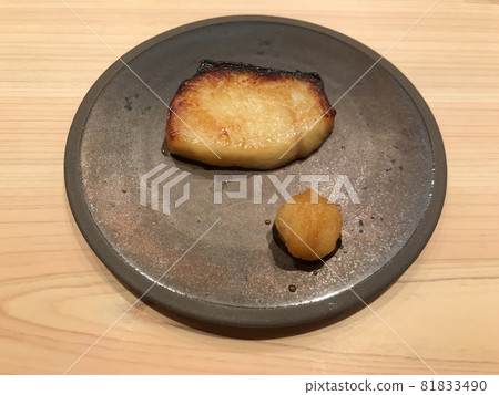 Saikyo-yaki 和放在木桌上的西班牙鯖魚碎蘿蔔，西班牙鯖魚 Saikyo-yaki，佐原 81833490