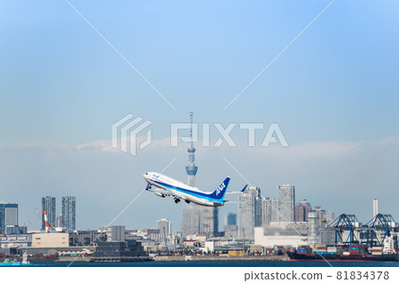 [ANA aircraft taking off from Haneda Airport Terminal 2 and Tokyo Sky Tree] 81834378