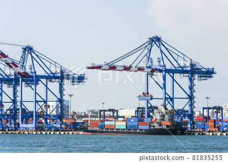 View of container cranes along the coast in the port of Kaohsiung, Taiwan. View of container cranes along the coast in the port of Kaohsiung, Taiwan. 81835255