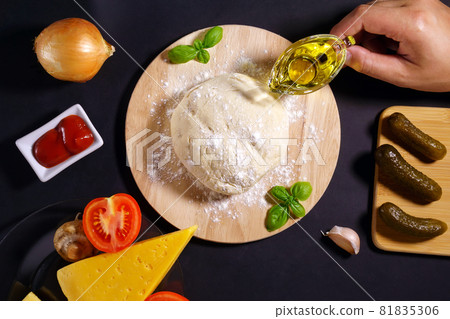 Prepares pizza with fresh ingredients, mozzarella mushrooms, onion cheese and dough, learn how to cook. Prepares pizza with fresh ingredients, mozzarella mushrooms, onion cheese and dough, learn how to cook. 81835306