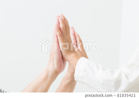High five grandchildren and grandmother 81835421