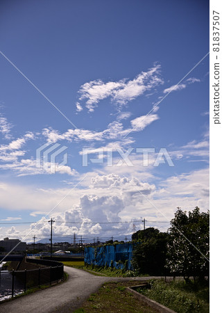 炎熱的九月天空 81837507