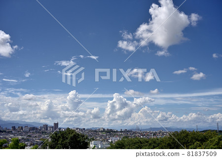 炎熱的九月天空 81837509