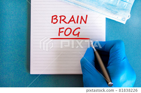 Medical, COVID-19 Pandemic Coronavirus brain fog symbol. Doctor hand. White note with words 'brain fog'. Metallic pen. Beautiful white background. Copy space. Medical and covid-19 brain fog concept. 81838226