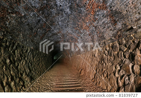 廢棄鐵道的磚砌隧道內，明治時代的遺跡 81839727