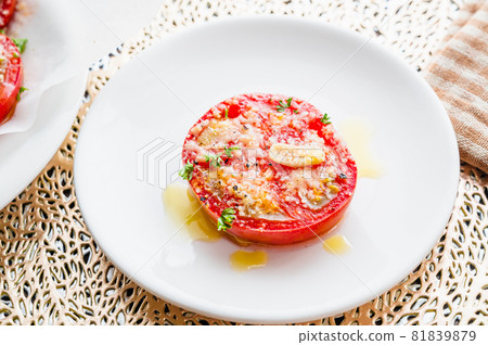Grilled tomato 81839879