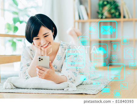 在智能手機上使用該應用程序的年輕女性 在智能手機上使用該應用程序的年輕女性 81840393