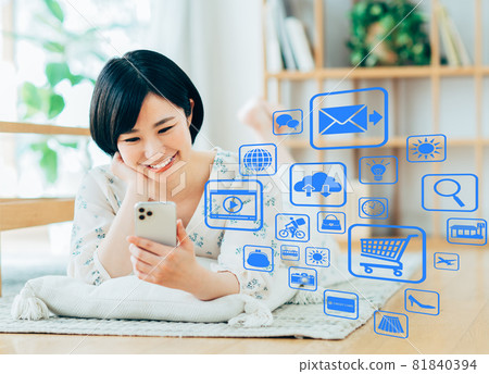 在智能手機上使用該應用程序的年輕女性 81840394