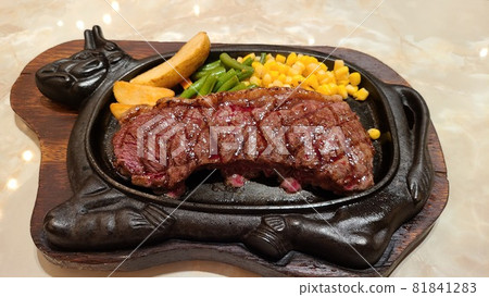 Hot steak 81841283