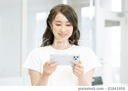 操作智能手機的年輕女性 拍攝合作:中央工業大學附屬日語學校 操作智能手機的年輕女性 拍攝合作:中央工業大學附屬日語學校 81841958