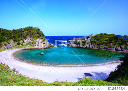Morning at Shikinejima Tomari Beach 81842684