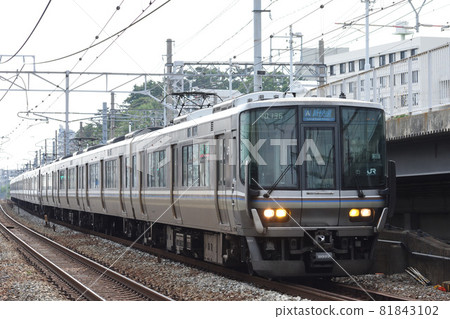 山陽本線鹽谷站附近運行的223系特快列車 山陽本線鹽谷站附近運行的223系特快列車 81843102