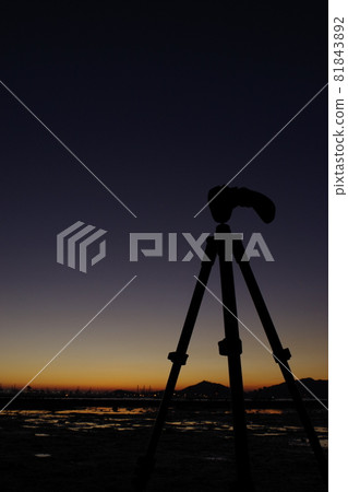 日落天空和三腳架 81843892