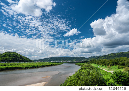 初秋的木津川和瀨瓦亭向西山方向眺望 81844226