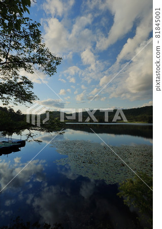 Blue sky reflection of Kamoike 81845001