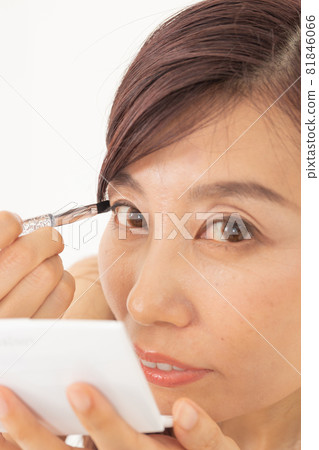 Woman in eyeshadow makeup Woman in eyeshadow makeup 81846066