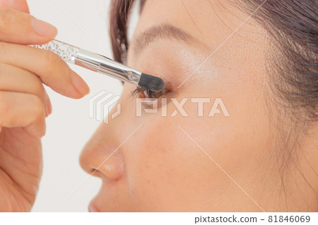 眼影化妝的女人 眼影化妝的女人 81846069