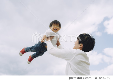 Children and dads who are high and high (empty) 81846289